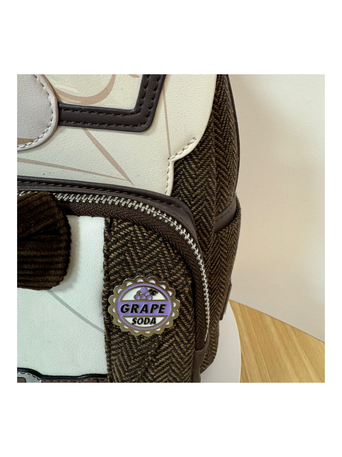 Sac à dos Carl Cosplay 2022 SDCC Loungefly vendu avec défaut sur l’avant du sac