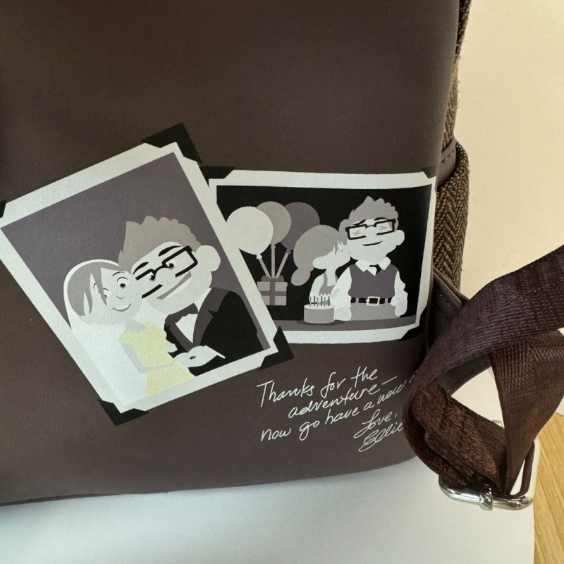 Sac à dos Carl Cosplay 2022 SDCC Loungefly vendu avec défaut sur l’avant du sac