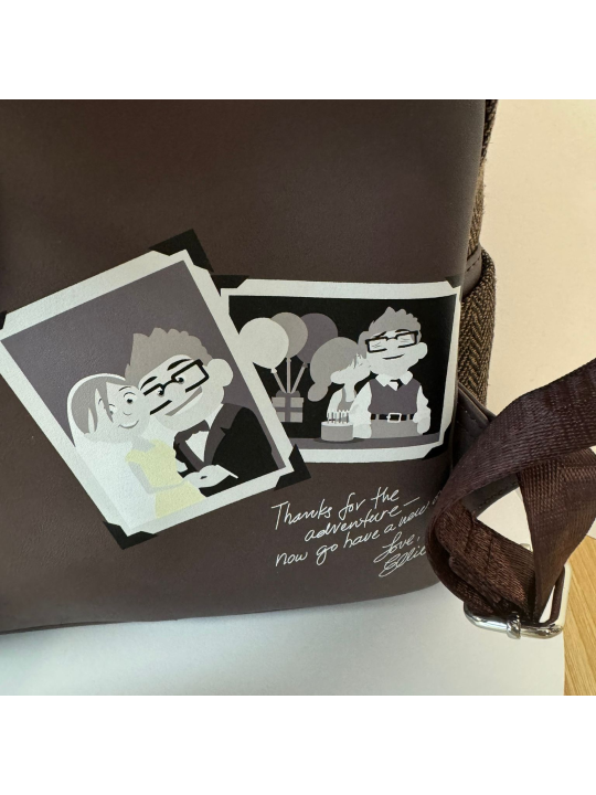 Sac à dos Carl Cosplay 2022 SDCC Loungefly vendu avec défaut sur l’avant du sac