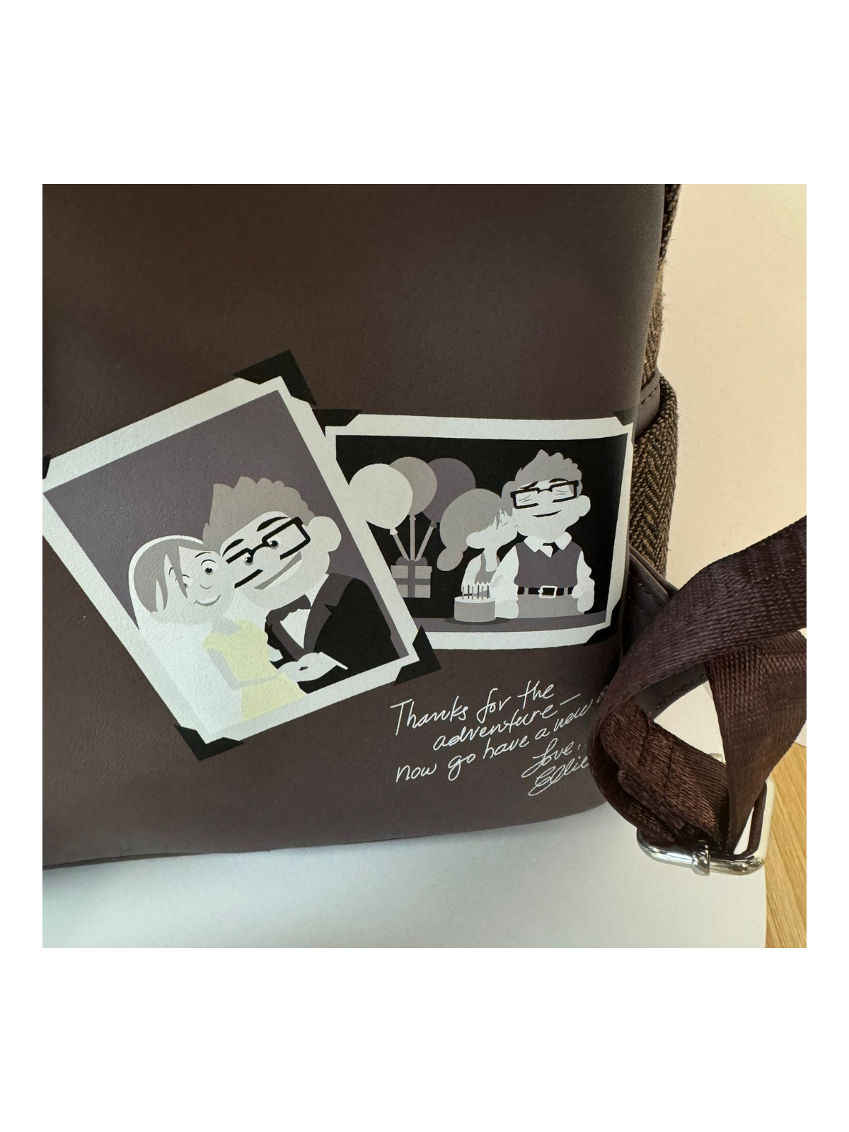 Sac à dos Carl Cosplay 2022 SDCC Loungefly vendu avec défaut sur l’avant du sac
